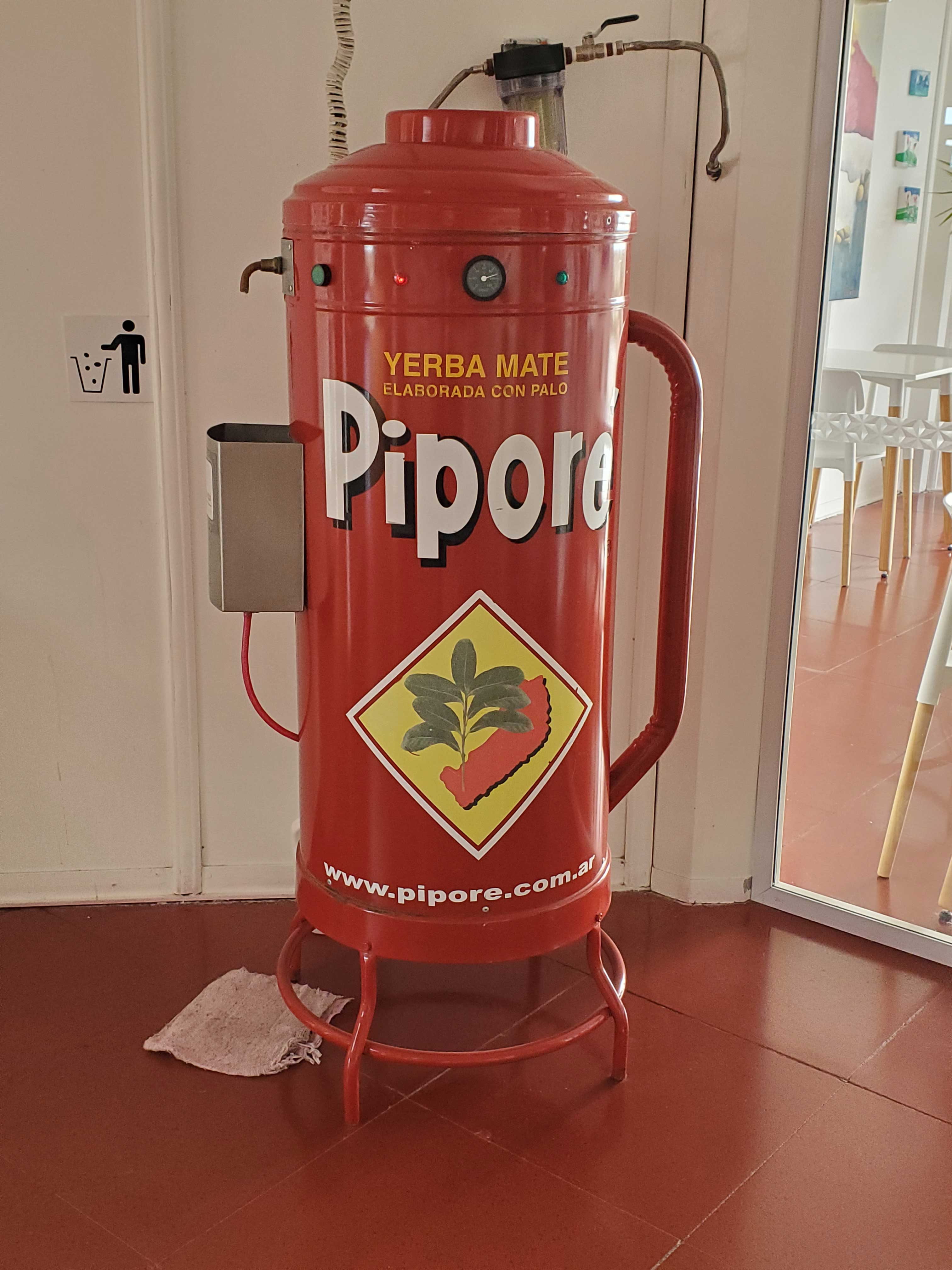 Hot water dispenser