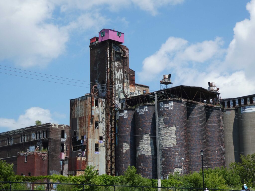 Cottage on top of an old factory along the Canal Lachine