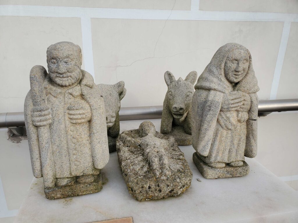 A stone nativity scene displayed on the roof of the Church of San Francisco in Évora, Portugal